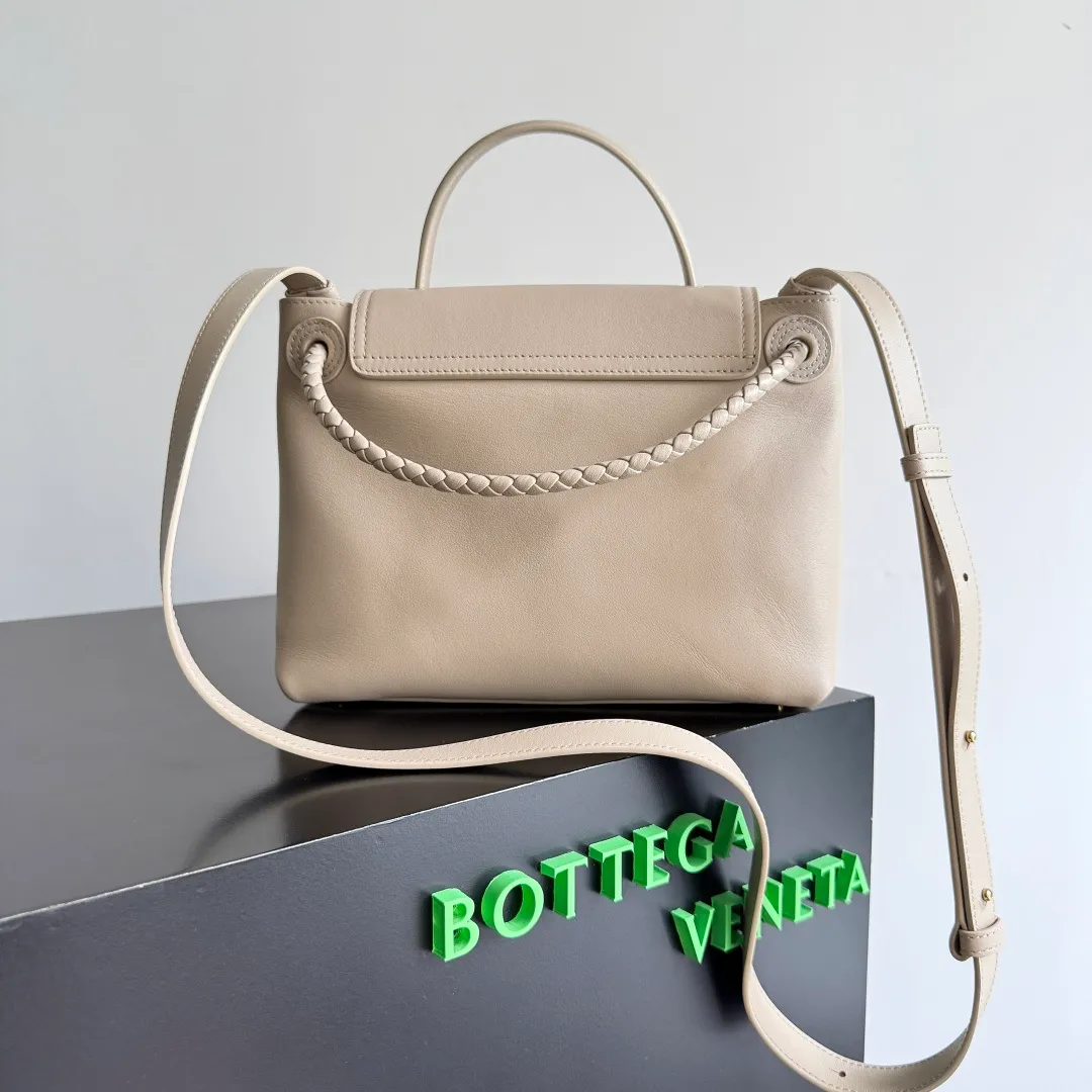Batch 2060 BottegaVeneta Latest Ciao Ciao Bag Silky cowhide two-way flap handbag with signature twist detail, hidden hook closure, flap can be fastened to the front or attached to the INTRECCIATO woven internal pocket, comes with an adjustable and removable crossbody strap, internal compartment, and also features a zippered pocket. The surprise flap has various shapes. Style 1 - Cover the bag surface, exposing the knot and knot decoration. Style 2 - Place the flap inside the bag. A buckle is also designed. Style 3 - The U-shaped position of the top handle in the hand bag. Style No.: 835835 Size: 26*19*10.5cm